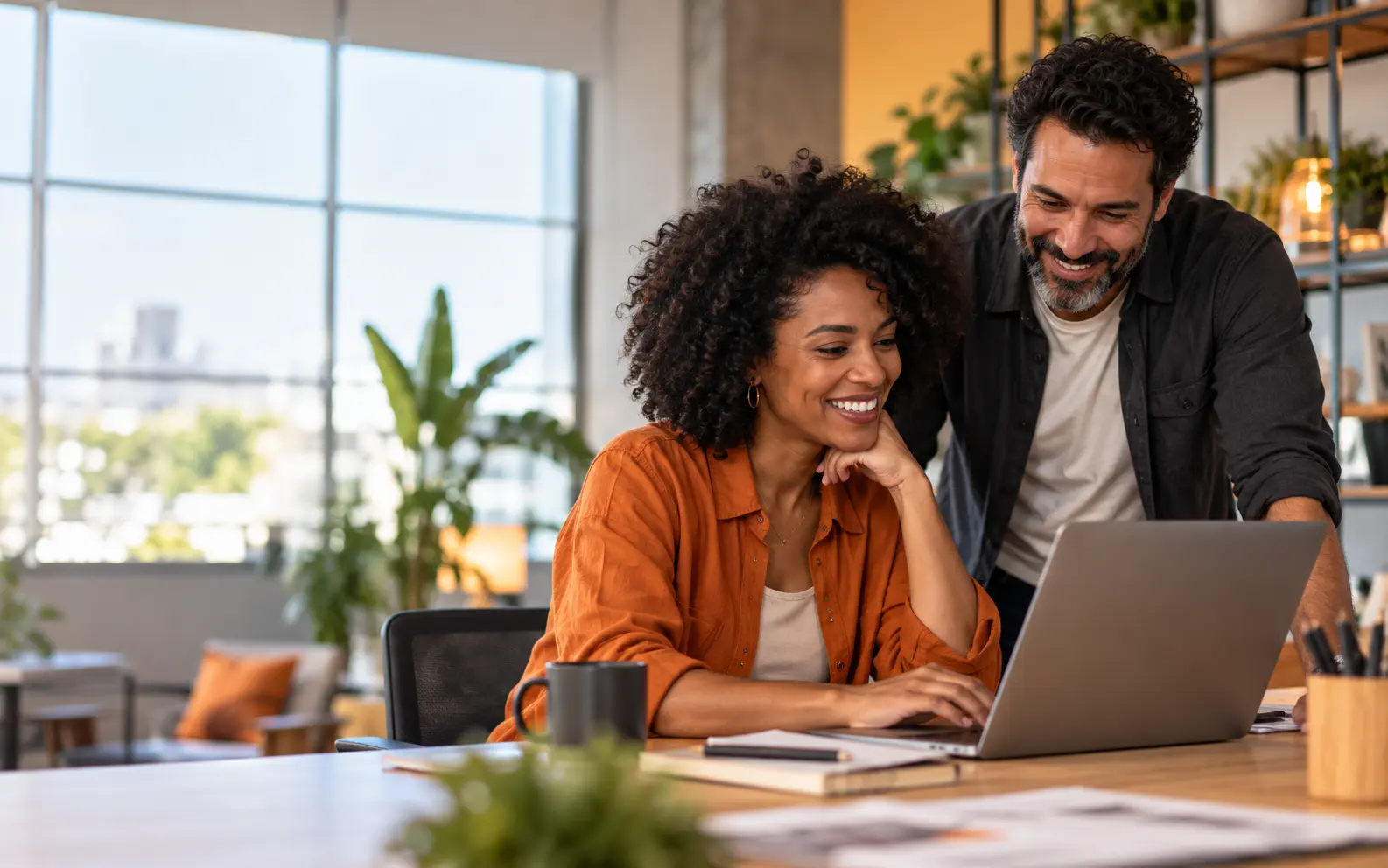Empreendedores analisando o novo site da empresa
